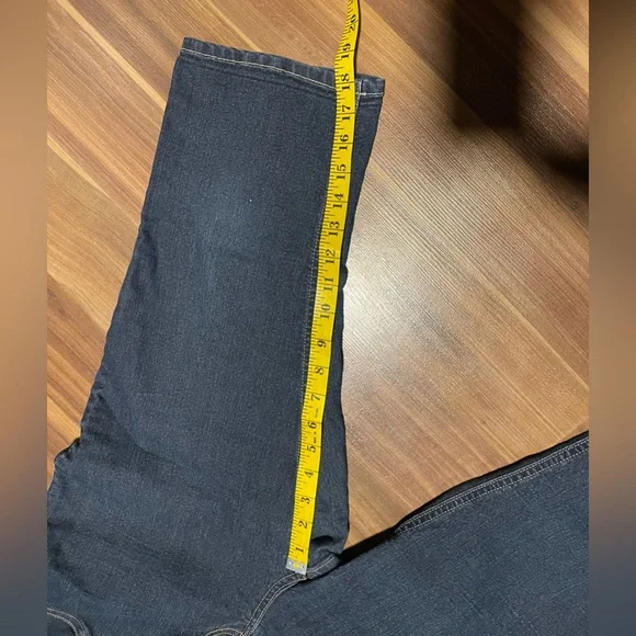 D. Jeans capris - Picture 5 of 8